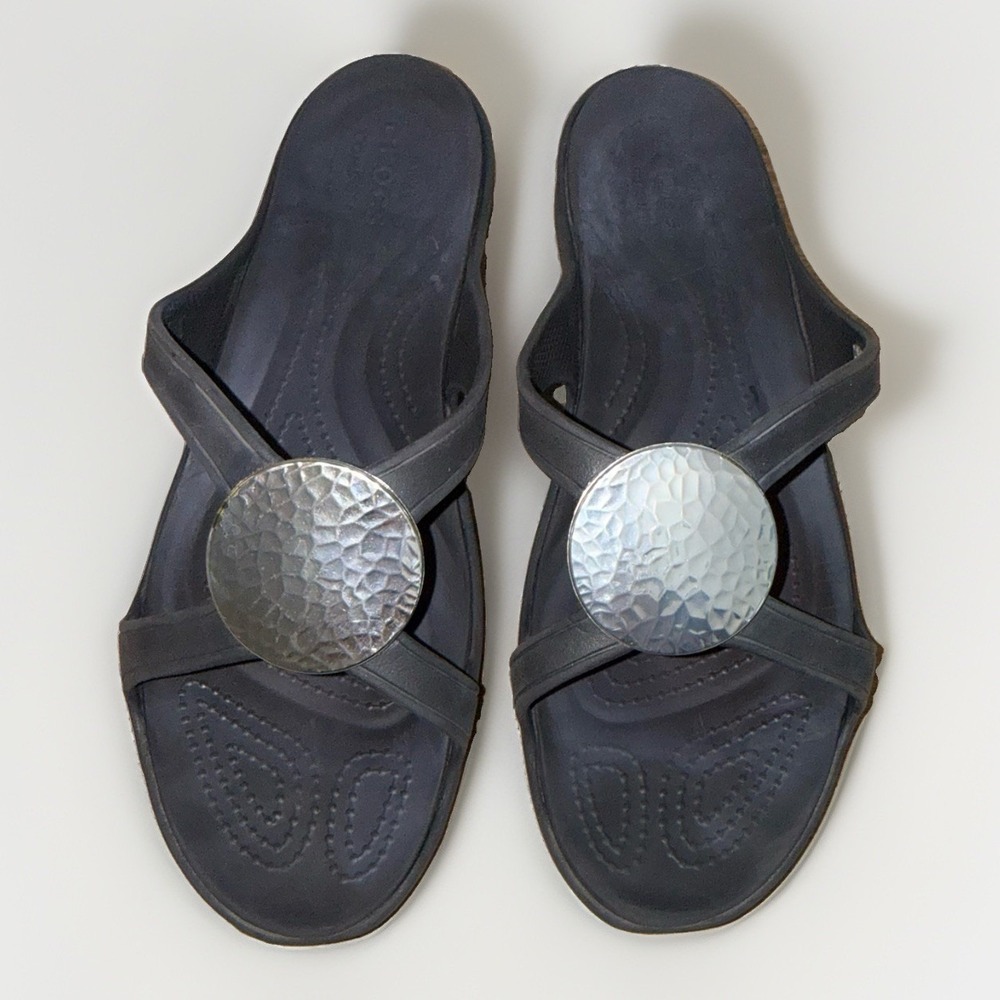 Crocs Sanrah Hammered Circle Wedge Sandals Womens 10 Black Silver Slides 205047